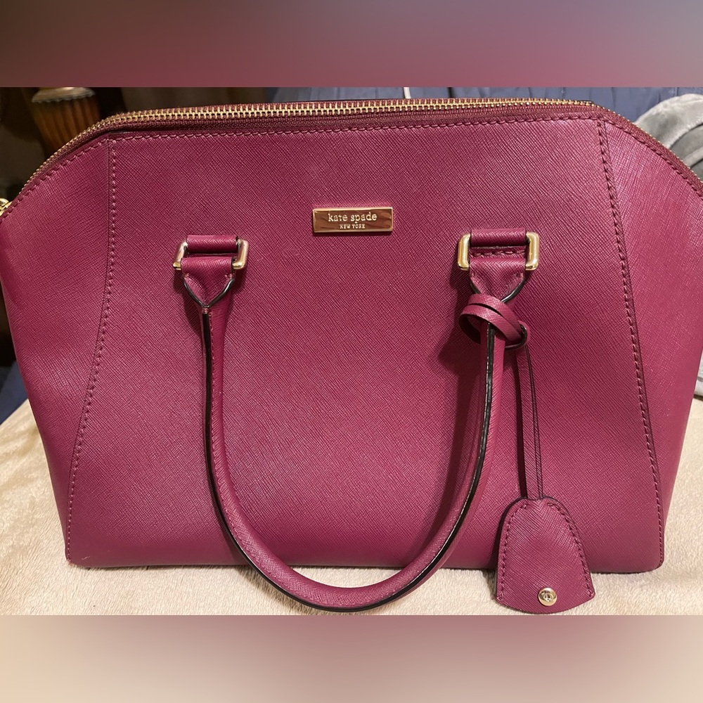 Kate spade shoulder bag with top handle straps. Shoulder strap detachable.